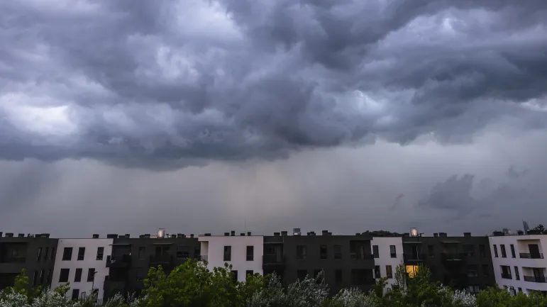 Szkody wywołane burzą a ubezpieczenie. Zabezpiecz mienie, fotografuj zniszczenia. Jeśli to konieczne szybko napraw - ubezpieczyciel zwróci koszty niezbędnych prac