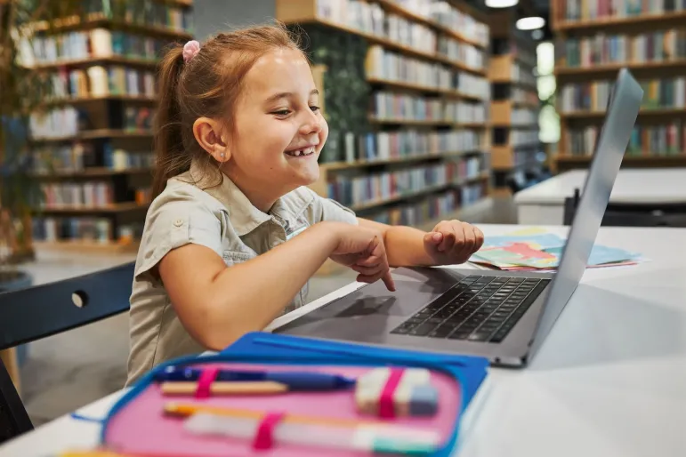 Rodzice nie oszczędzają na wydatkach na technologie wspierające edukację ich dzieci, traktując je jako inwestycję w przyszłość