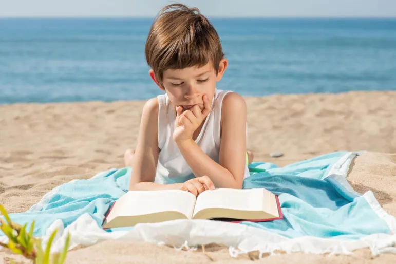 czytanie książka chłopiec morze plaża