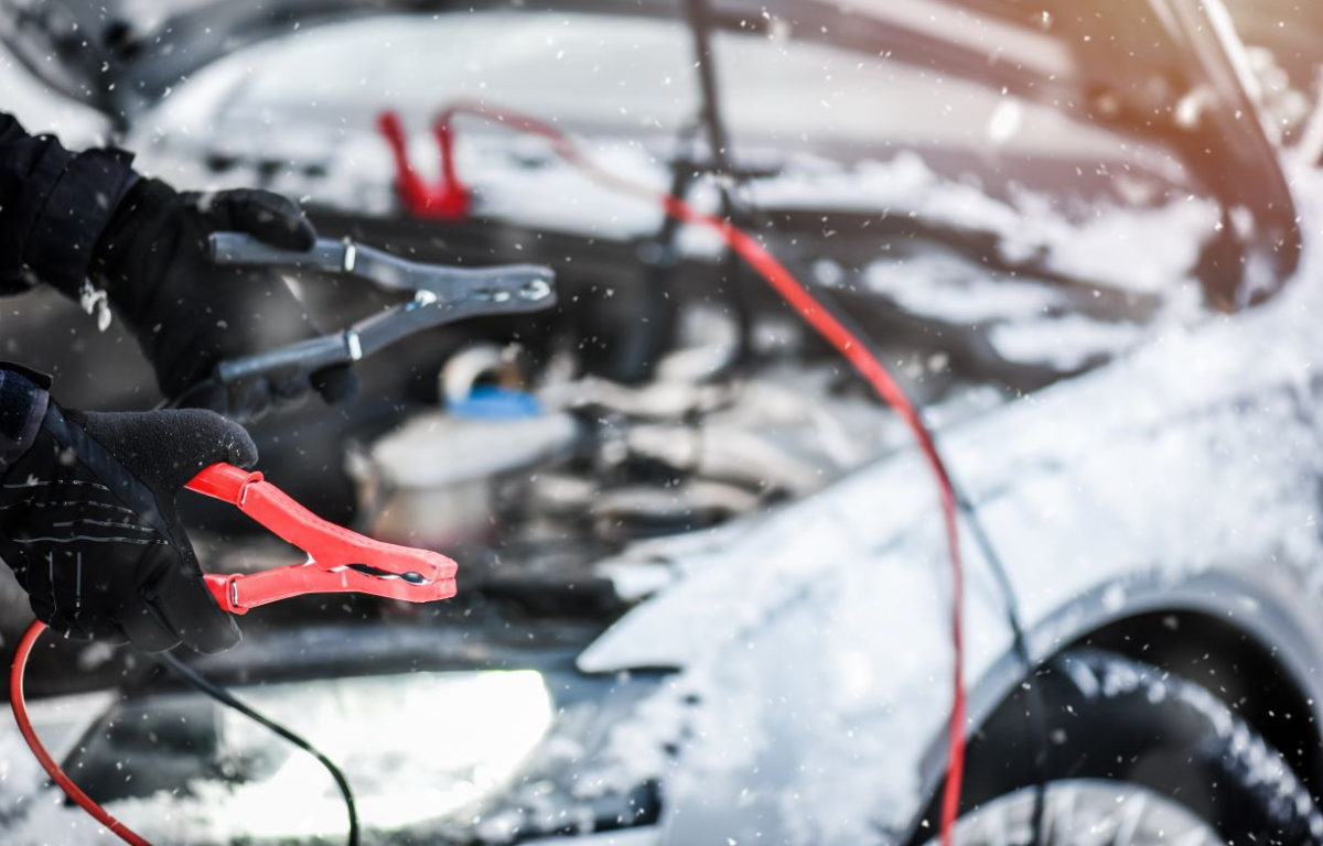 Jak odpalić samochód z kabli rozruchowych? Czy ważna jest kolejność?