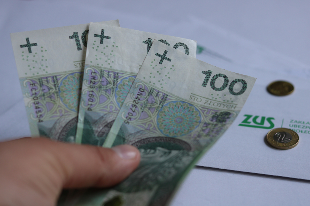 zus, pieniądze, dodatek pielęgnacyjny