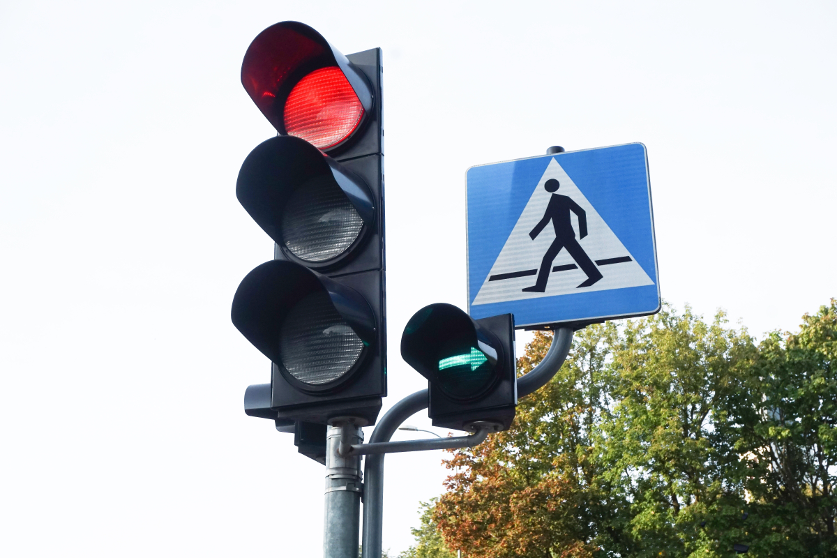 zielona strzałka, skrzyżowanie, droga