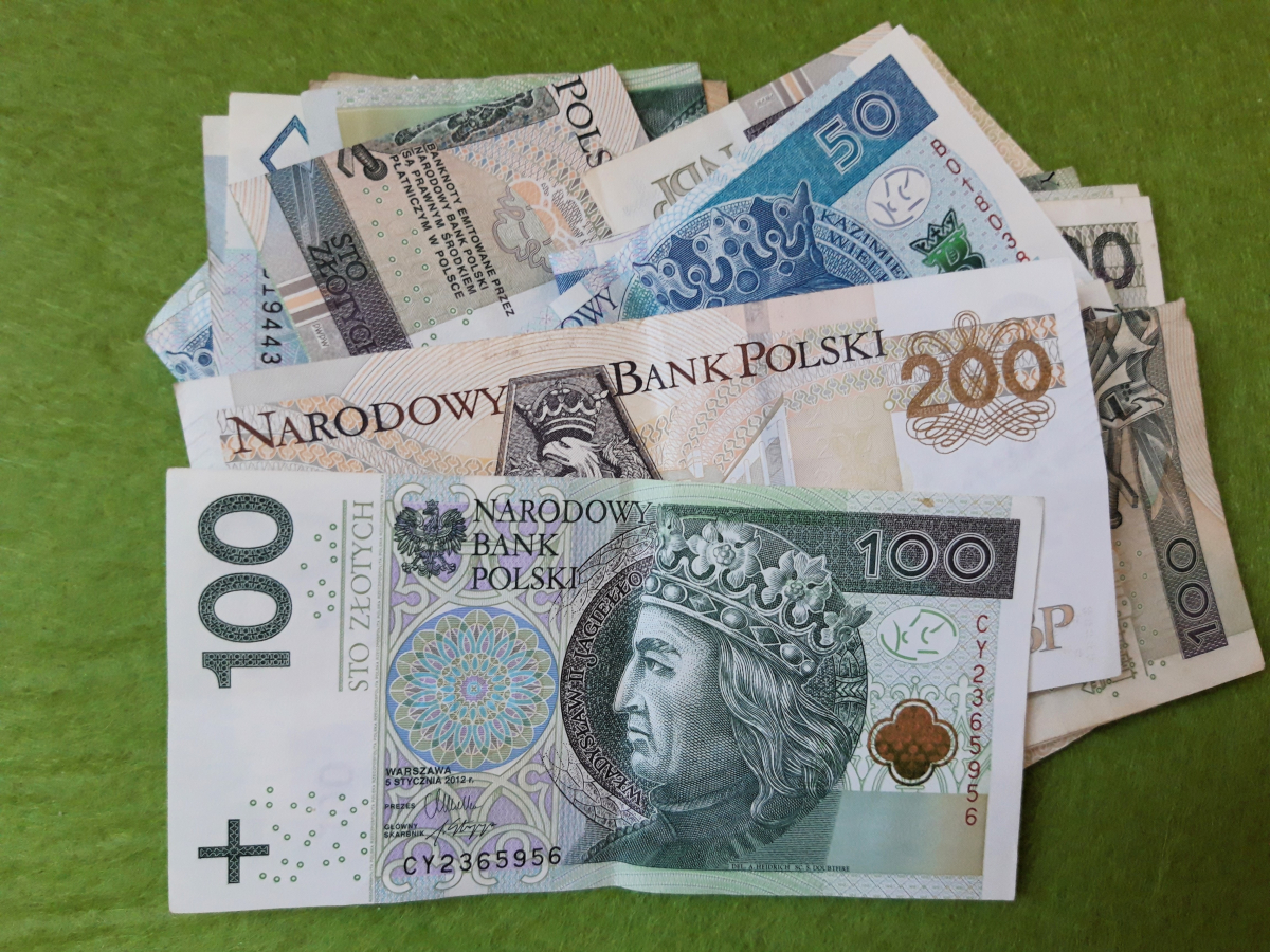 Polacy nie umieją rozmawiać o pieniądzach. Skutki widać po latach – i są poważne