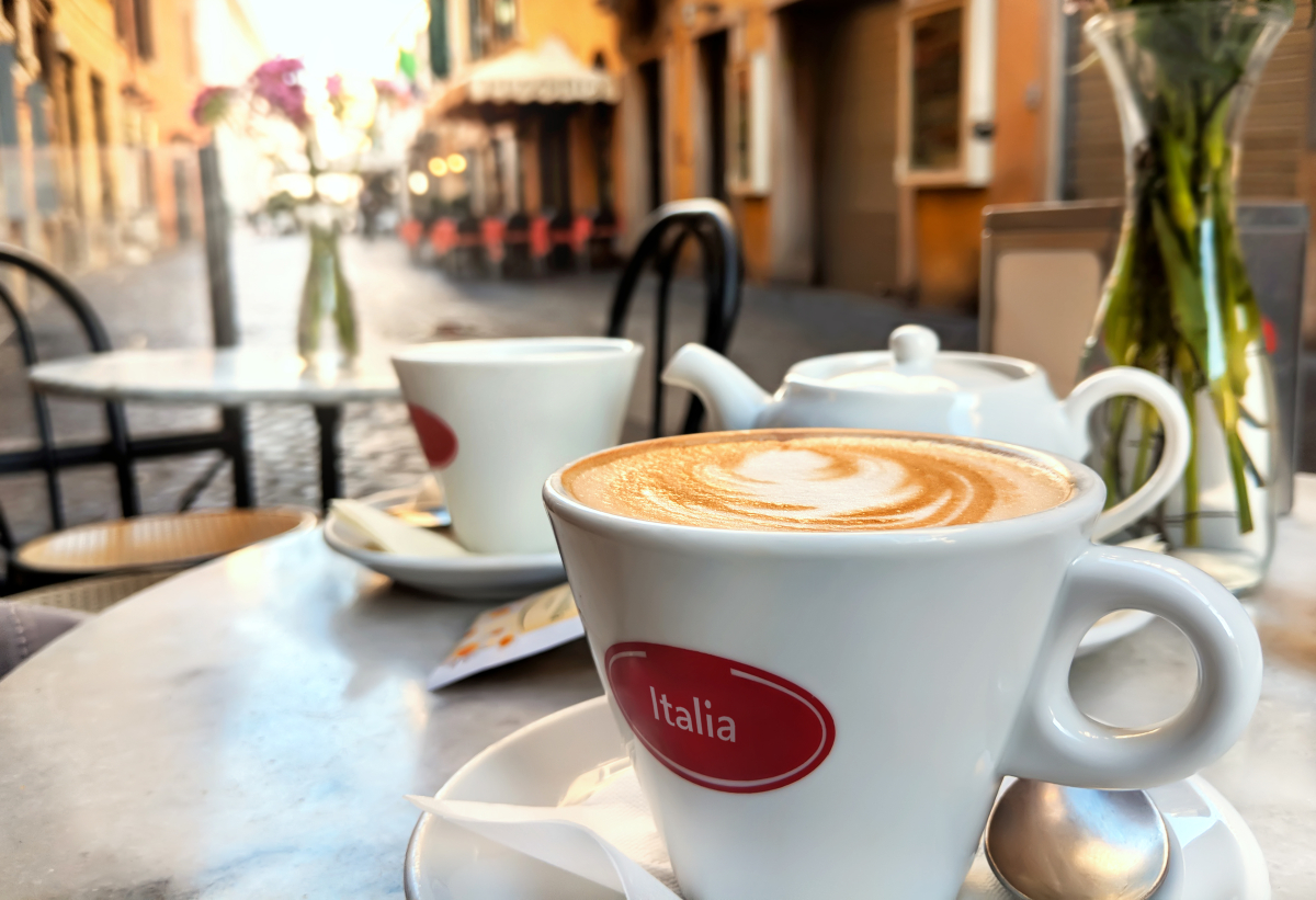 Codzienna kawa „na mieście” za 4500 zł? Rocznie. Kalkulator wydatków na espresso, cappuccino, latte: gdzie w Polsce jest najtaniej a gdzie najdrożej