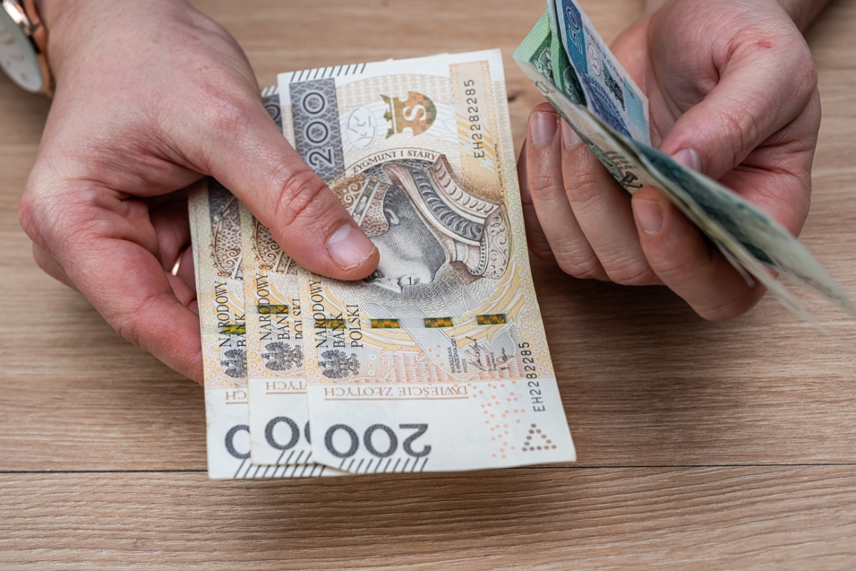 Do pensji w marcu należy się blisko 1000 złotych dodatku. Pracodawca musi te pieniądze wypłacić