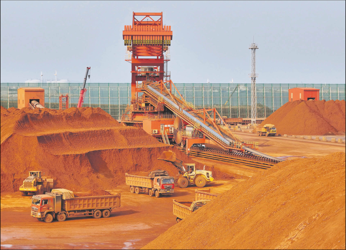 Terminal surowcowy w porcie w Yantai w Chinach