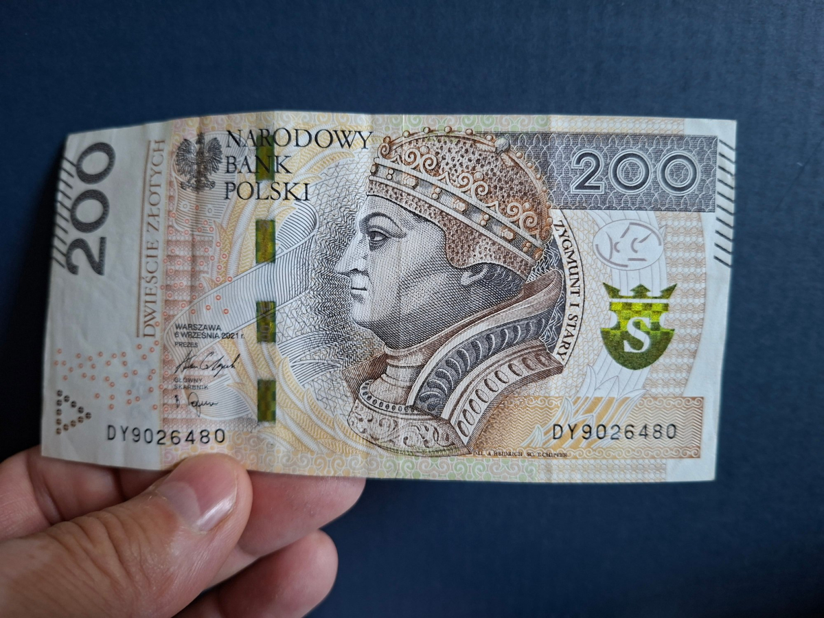 Darowizna od najbliższej rodziny pod lupą. Skarbówka ma problem z przelewem na konto wierzyciela, ministerstwo zapowiada ważną interpretację