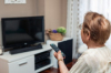 Zwolnienie z abonamentu RTV dla emerytów w 2026 r. - limit emerytury 4451,78 zł i konieczna wizyta na poczcie, chyba, że senior skończył 75 lat