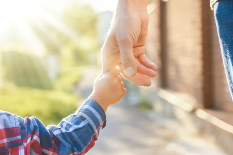 Jeśli rodzice są w stanie porozumieć się w sprawach dotyczących dzieci, nie ma w ogóle potrzeby uzyskiwania orzeczenia sądu w sprawie kontaktów./Fot. Shutterstock