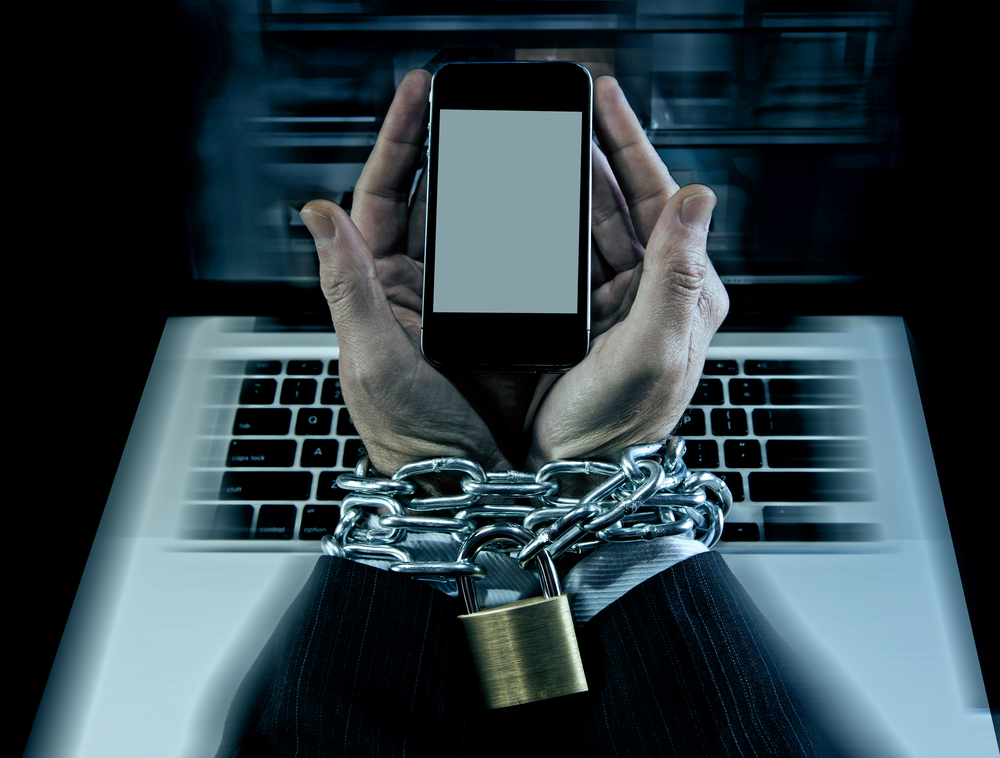 Uzależnienie od internetu tzw. siecioholizm a kościelne małżeństwo/Fot. Shutterstock