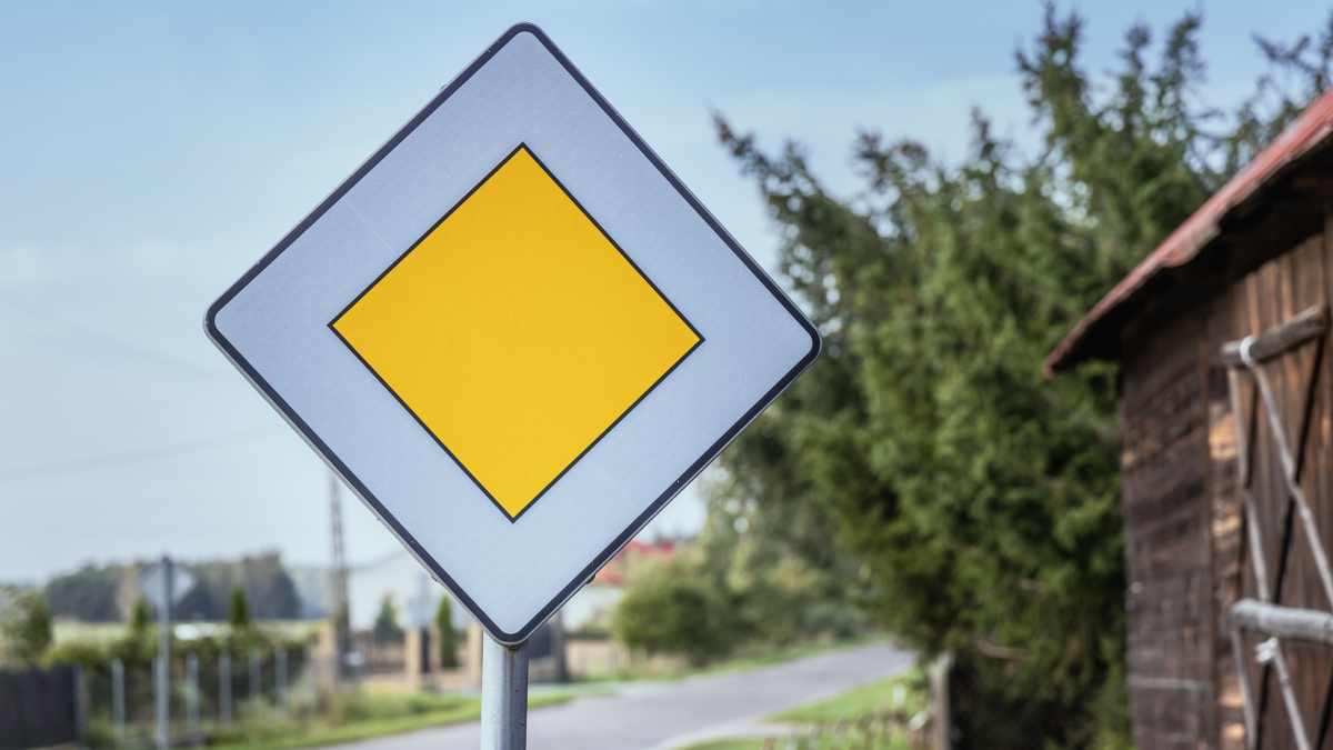 Znak pierwszeństwa przejazdu: do kiedy obowiązuje?
