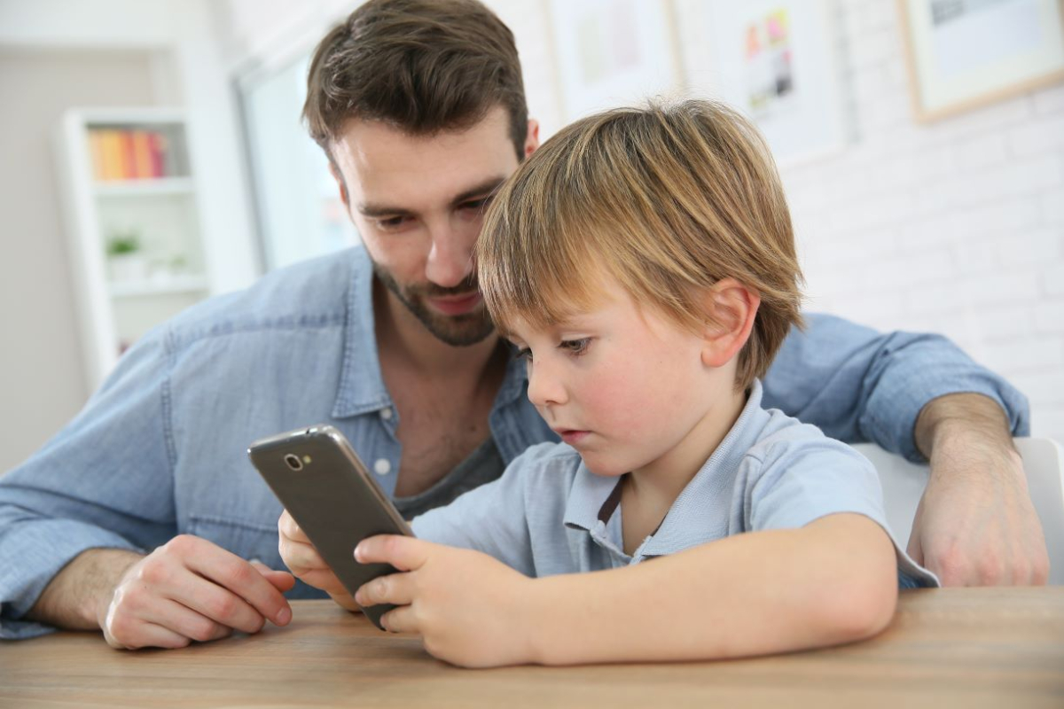 ojciec tato dziecko rodzice pierwszy telefon komórkowy komórka internet bezpieczeństwo dzieci smartfon