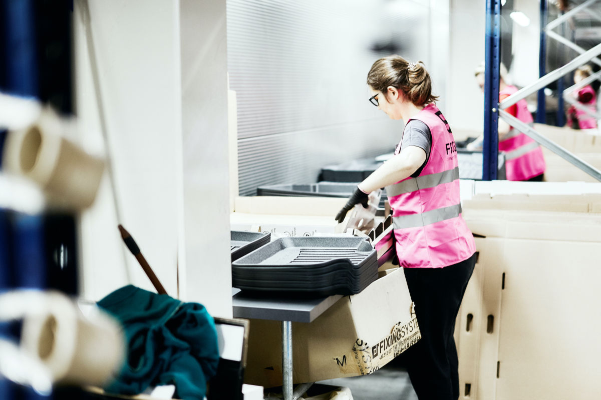 jak się produkuje dywaniki samochodowe, produkcja dywaników samochodowych, polskie dywaniki samochodowe