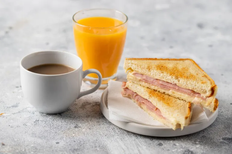 śniadanie jedzenie kawa sok grzanka tost