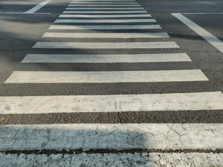 Oświetlone przejście dla pieszych, jasne ubranie. Nie żyje pieszy potrącony przez samochód