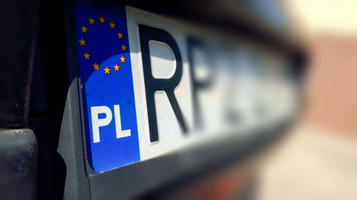 naklejka na przedniej szybie, naklejka rejestracyjna, przerejestrowanie samochodu, kara za brak rejestracji, obowiązek rejestracji, 30 dni, CEPiK, jak usunąć naklejkę