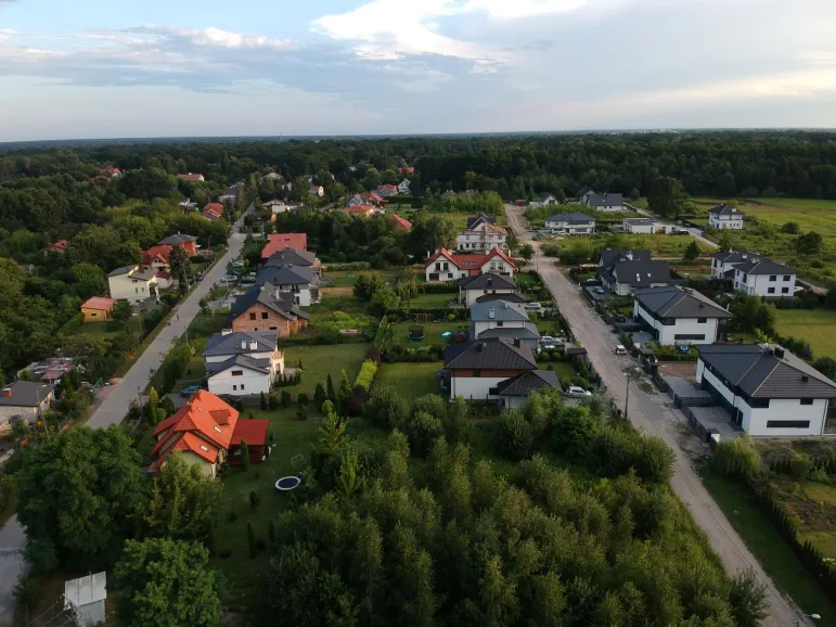 dom, mieszkanie pod miastem, przedmieścia