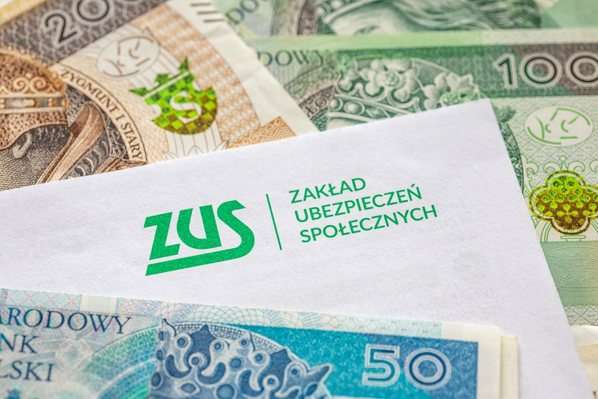 zus, pieniądze, złotówki, banknoty, koperta