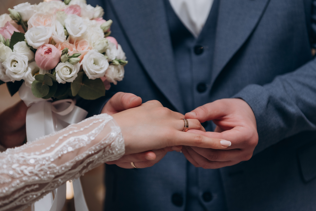 Pracodawca nie musi zwalniać pracownika na ślub siostry czy brata. Zgodnie z przepisami. Dlaczego?