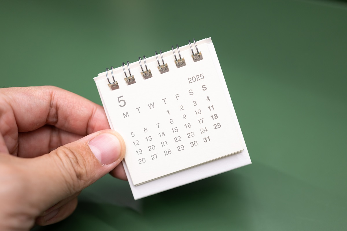 maj 2025 dni wolne godziny pracy święta