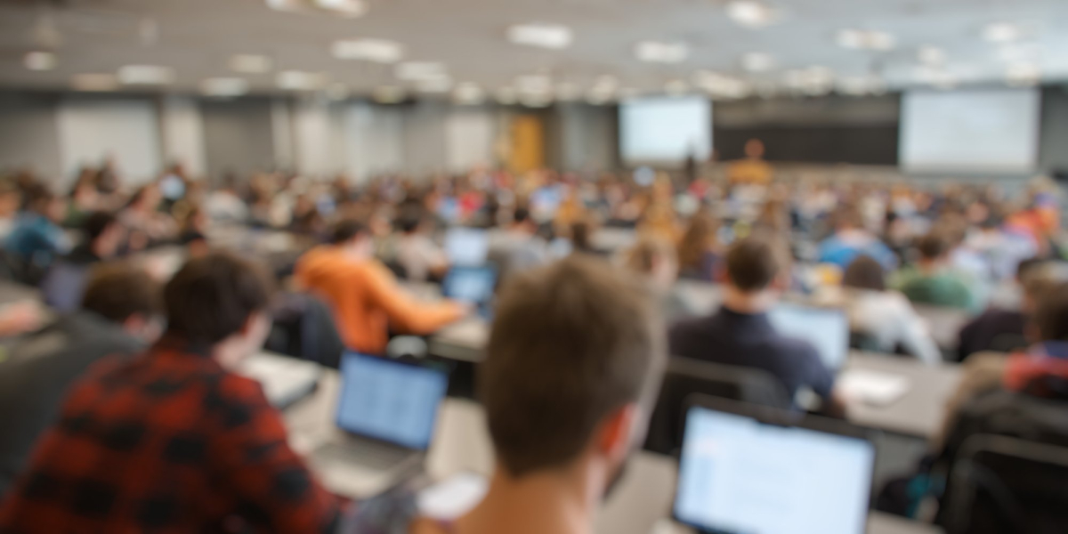 studenci na egzaminie na sali wykładowej