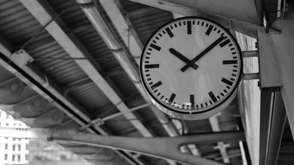 Co zmiana czasu na zimowy oznacza dla logistyki? Wpływa na pracę zmianową, zarządzanie czasem pracy kierowców czy pasażerski transport zbiorowy