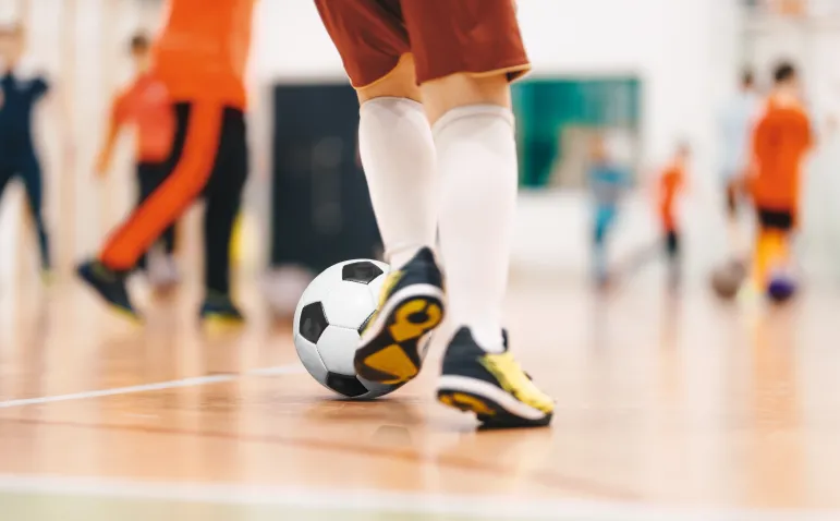 Futsal, dzieci, piłka nożna na hali sportowej