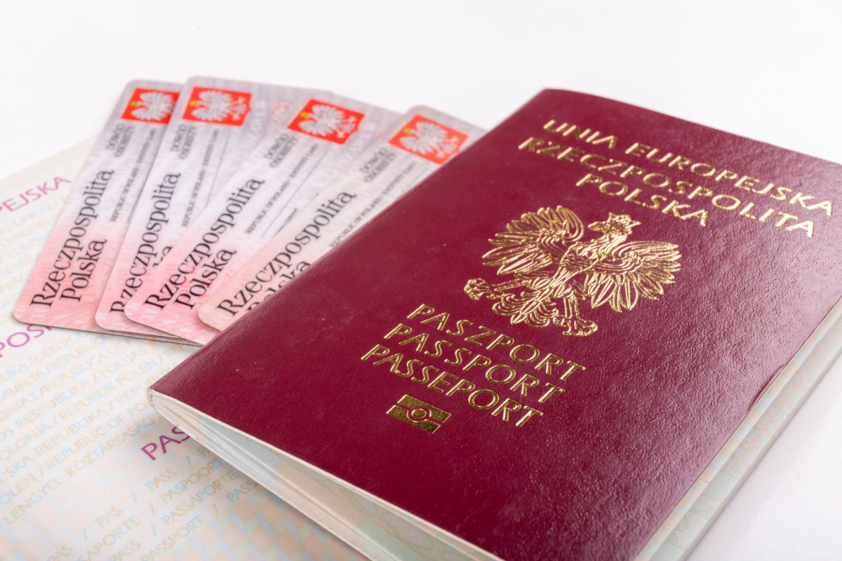 Wakacje za granicą dorosłych i dzieci w 2024 roku. Gdzie trzeba mieć paszport a gdzie wystarczy dowód osobisty. Co z prawem jazdy, ubezpieczeniem?