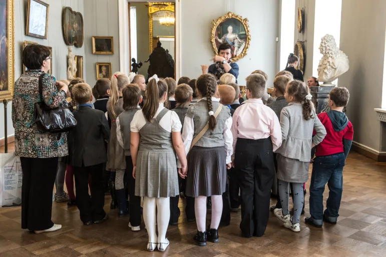 Woźna w szkole i rodzic jadący z klasą na wycieczkę musi przedstawić zaświadczenie o niekaralności. Kto jeszcze?