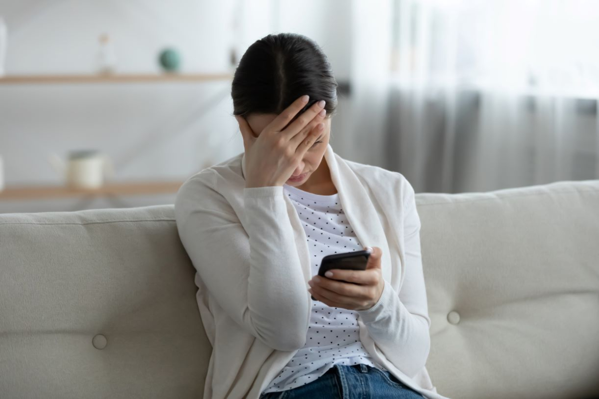 oszustwo telefon pieniądze kobieta oszust