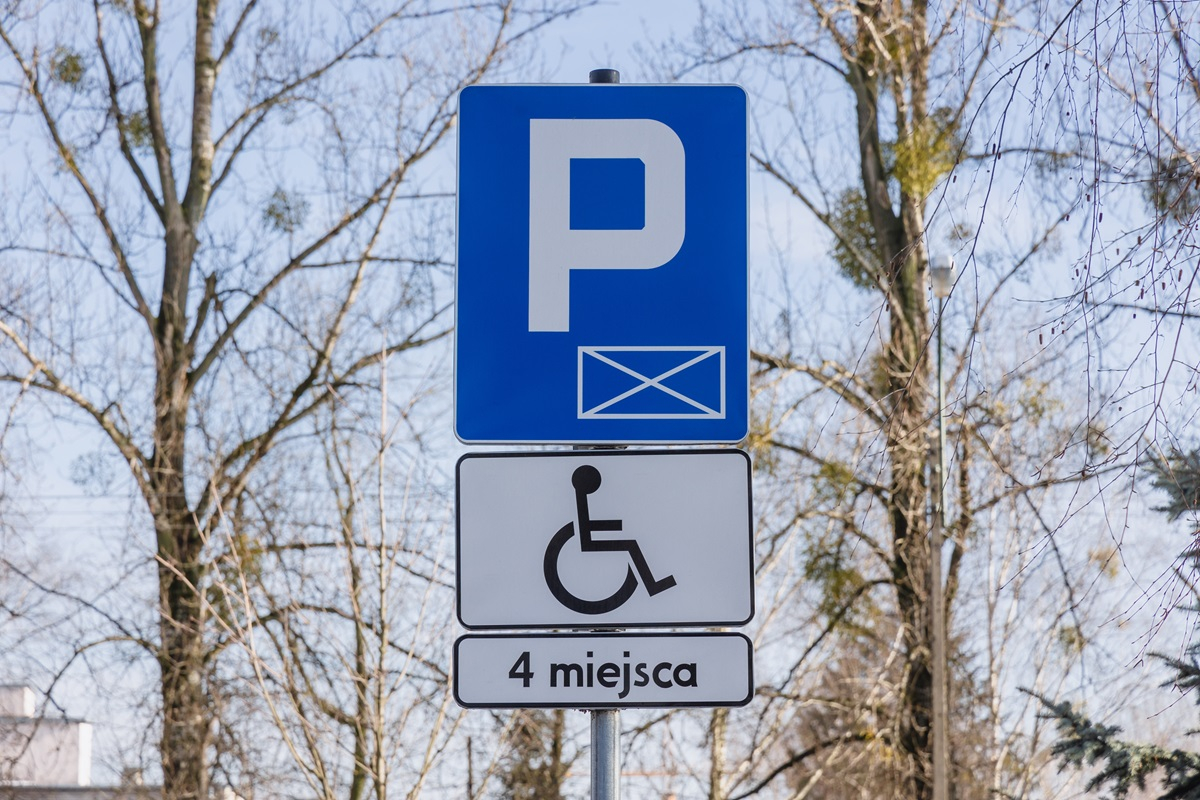 Do czego uprawnia karta parkingowa?