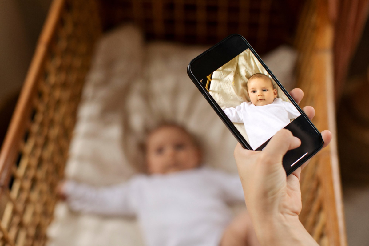 rodzic robi zdjęcie niemowlęcia smartfonem