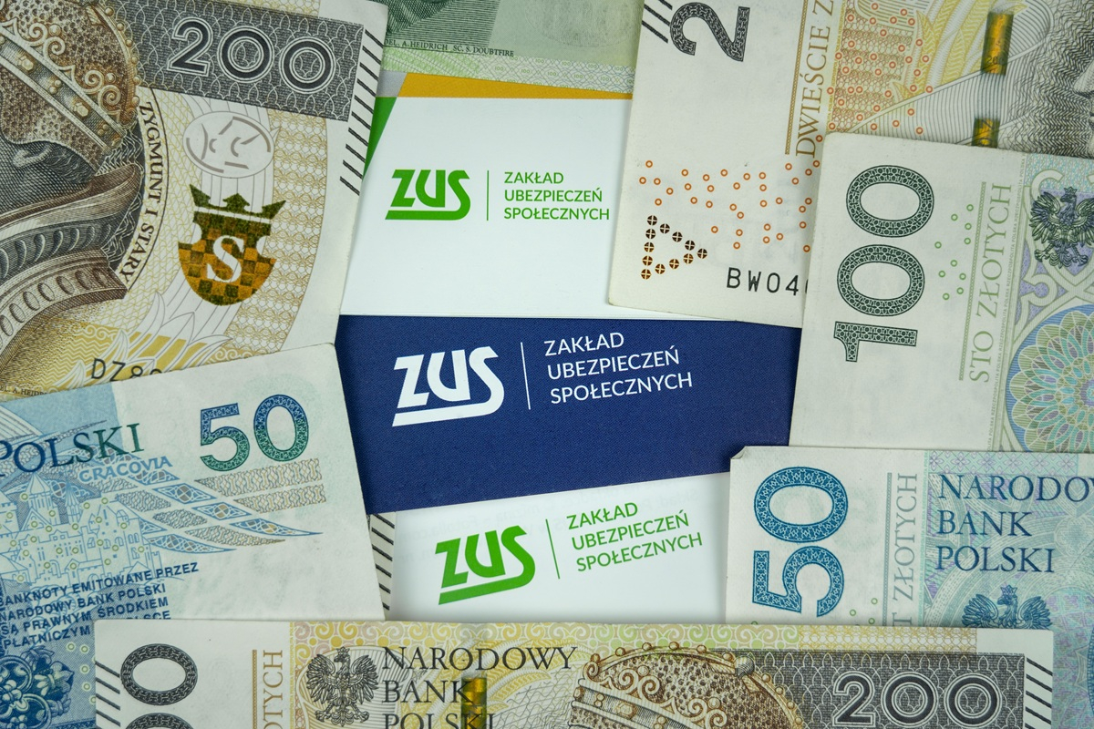wypłata emerytury sierpień 2026 zus terminy