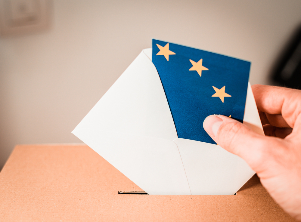 Wybory do Parlamentu Europejskiego 2019. 13 maja 2019 r. to ważny termin w wyborach do Parlamentu Europejskiego. To ostatni dzień na zgłoszenie zamiaru głosowania korespondencyjnego. Taka możliwość przysługuje osobom niepełnosprawnym. / fot. Shutterstock