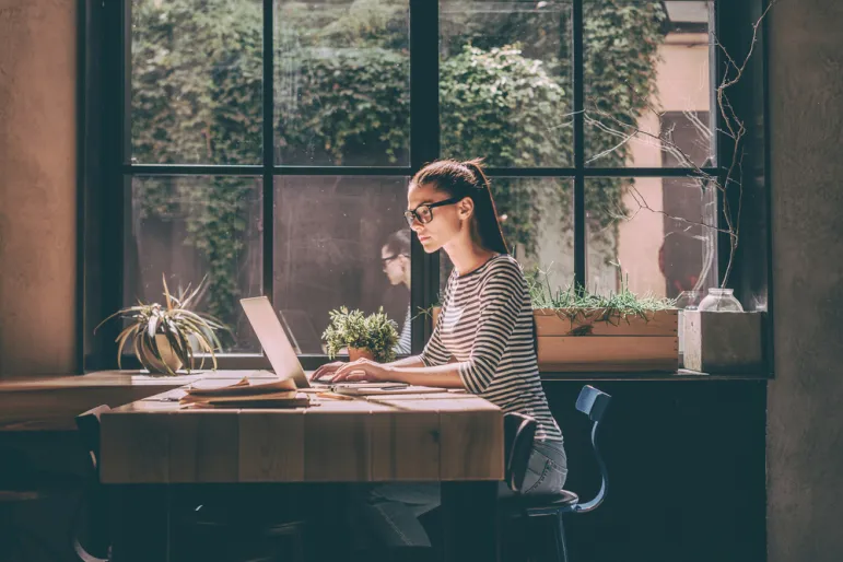 Praca zdalna (home office) a telepraca – przepisy prawne. / fot. Shutterstock