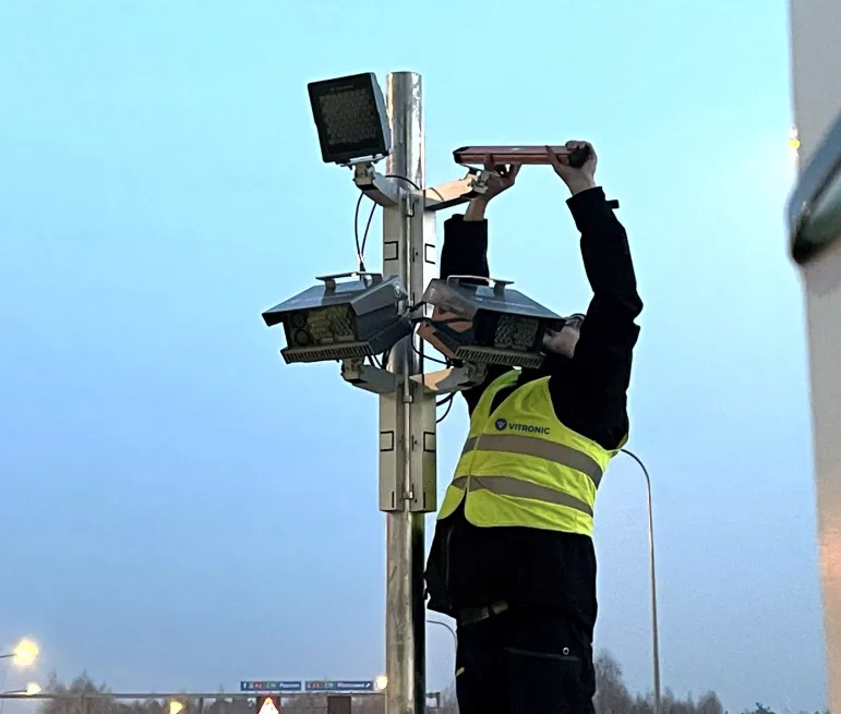 Jak działa e-TOLL? Kontroluje kierowców... kamerami!