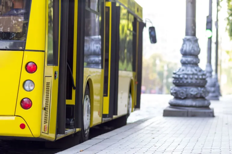 autobus komunikacja transport publiczny miasto