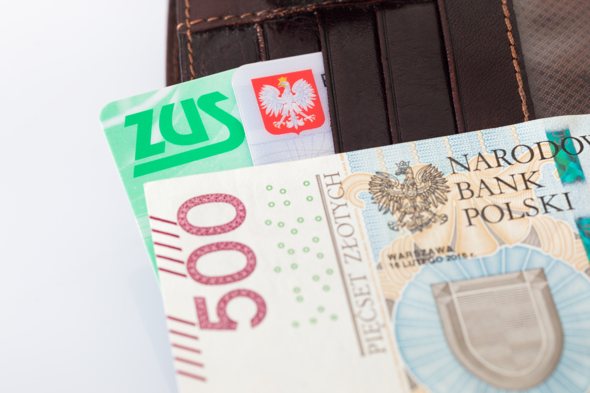500 plus dla emerytów w 2026 roku. ZUS zmienia zasady, więcej osób dostanie pieniądze
