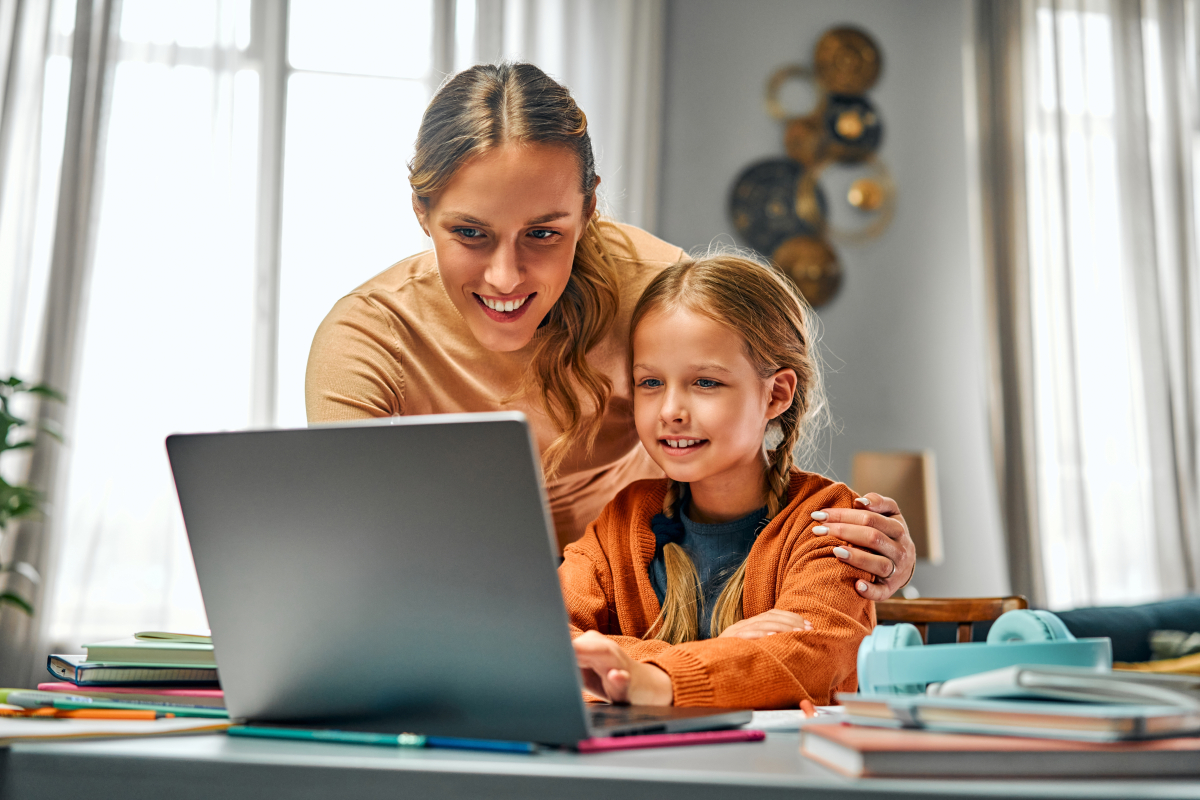 edukacja cyfrowa bezpieczeństwo dzieci w internecie kompetencje cyfrowe rodziców zagrożenia online cyfrowa szkoła program Cyfrowe Mosty rodzice i dzieci w sieci edukacja i oświata