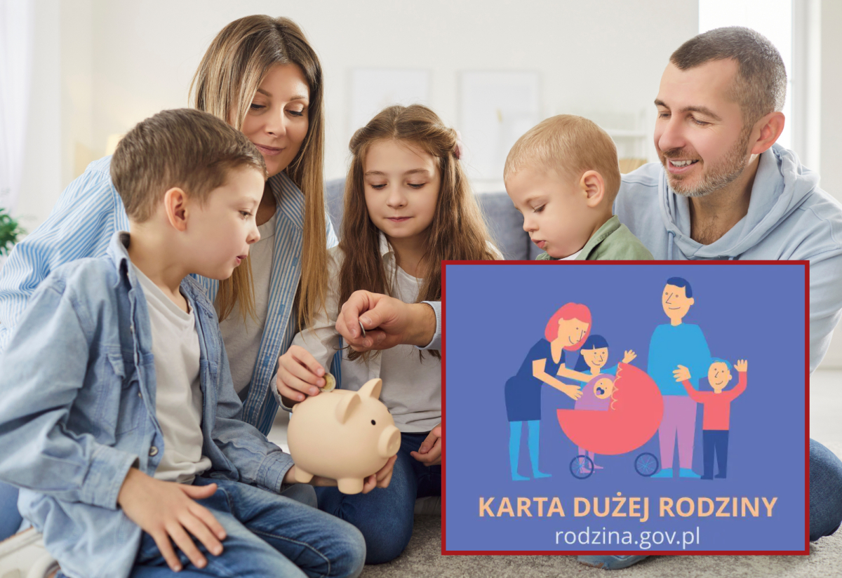 Kobieta i mężczyzna z trójką dzieci wrzucają pieniądze do świnki-skarbonki, obok Karta Dużej Rodziny