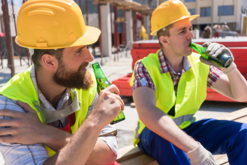 Pracownik pod wpływem alkoholu - zwolnienie z pracy. Nietrzeźwy pracownik, pijany pracownik, badanie trzeźwości w pracy. Stan nietrzeźwości. / fot. Shutterstock