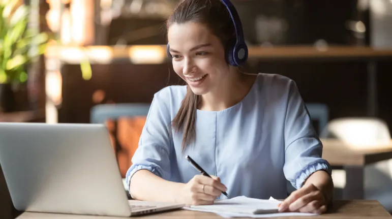 Aby można było odwiedzić ZUS online, wystarczy komputer lub smartfon z kamerką i mikrofonem./Fot. Shutterstock  