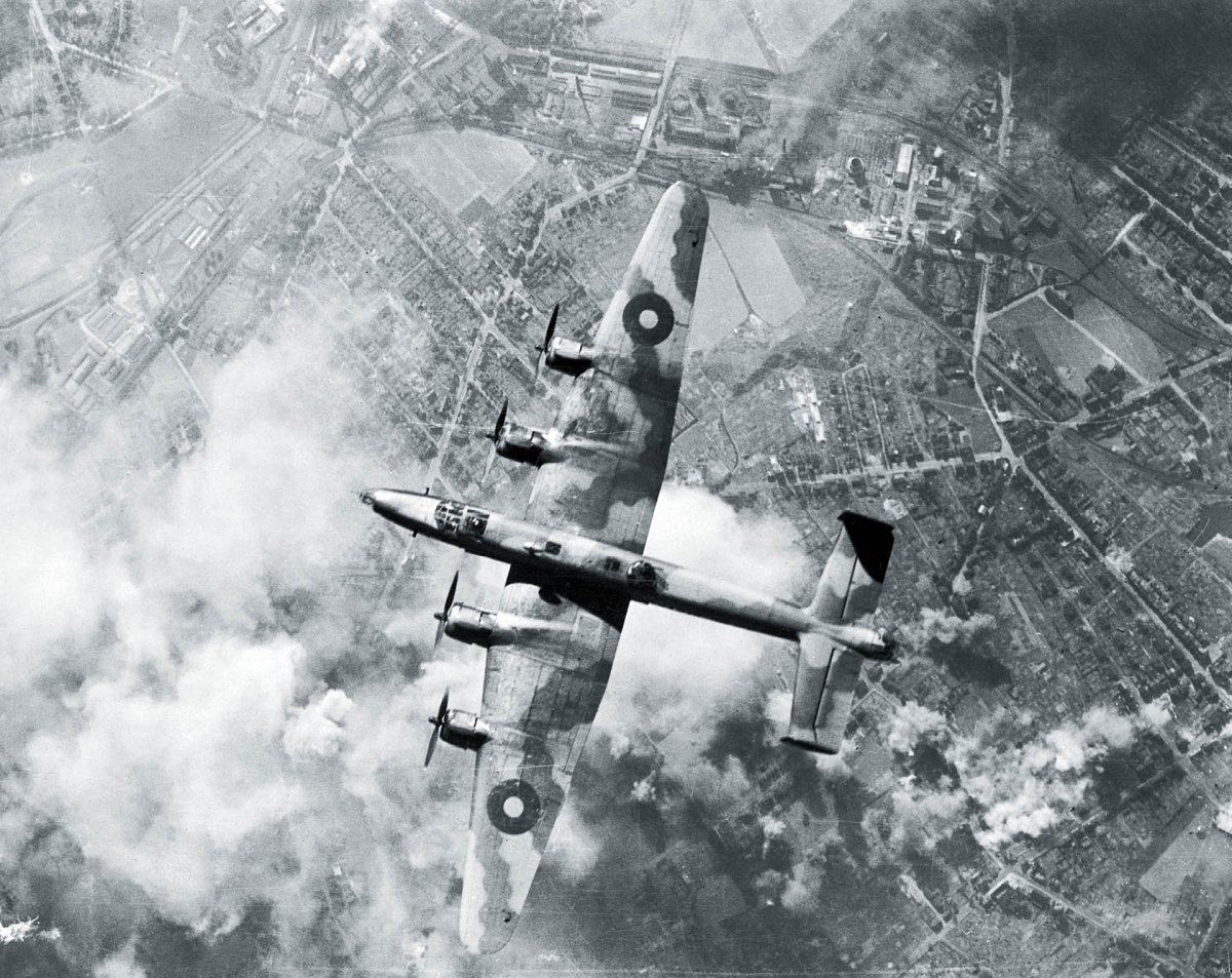 Brytyjski bombowiec Halifax przelatuje nad Zagłębiem Ruhry