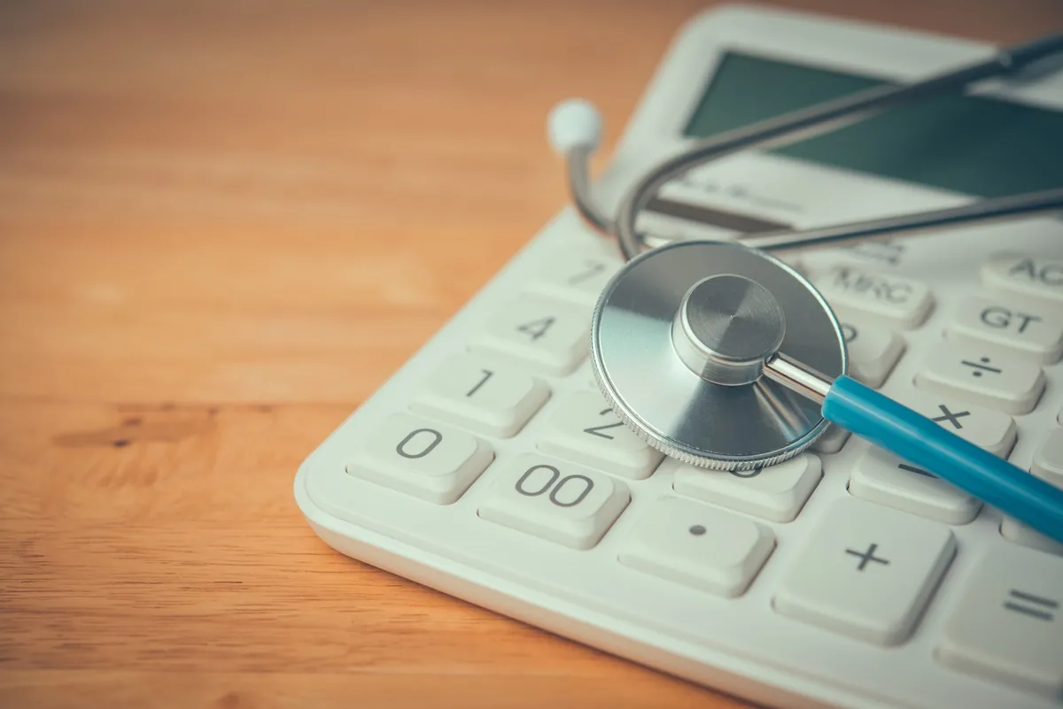 Zasiłek i dodatek pielęgnacyjny. W 2026 r. różnica to ok. 150 zł miesięcznie