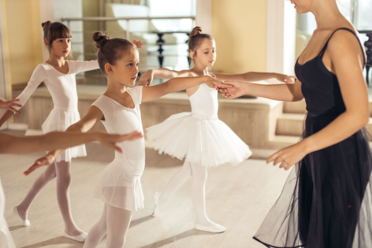 Od baletu po sztuki cyrkowe – gdzie i kiedy rozpocząć edukację artystyczną?