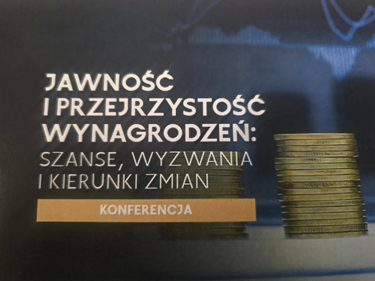 Dyrektywa płacowa i polska ustawa: nie rewolucja a ewolucja i to nie 7 czerwca 2026 r., a później. MRPiPS wstępnie zapowiada wydłużenie vacatio legis