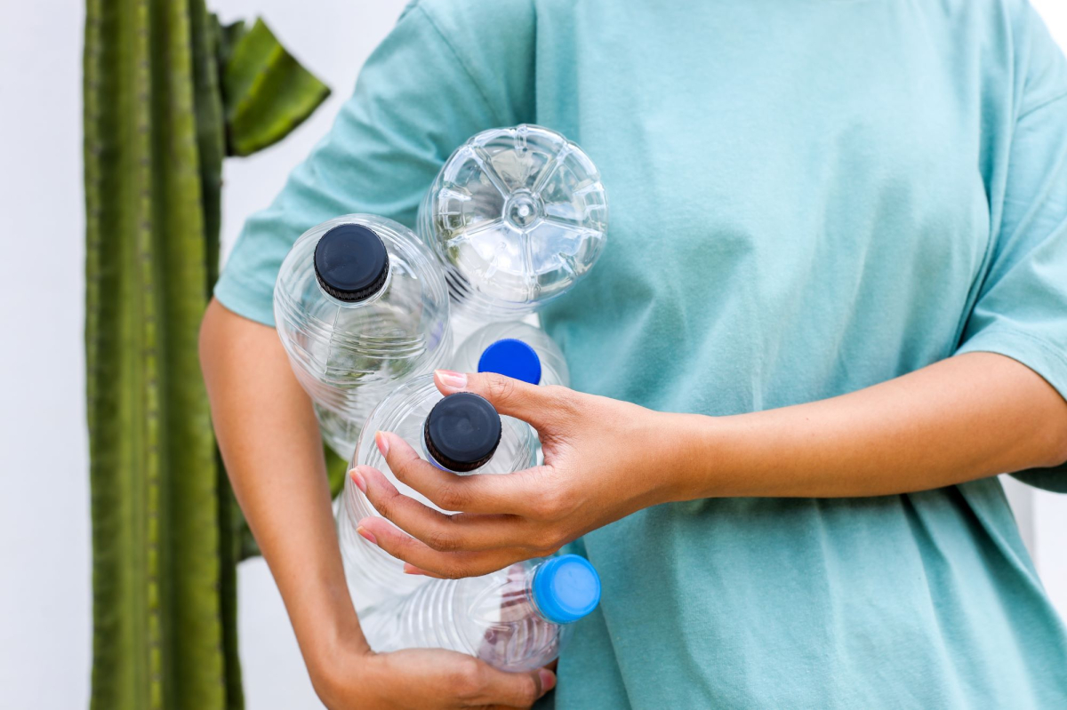 Zgniatasz butelki? Kaucjomat odrzuci i stracisz 50 gr. Kurier odbierze z domu (7 miast), a żywy plastik znika sam w 6 dni. Sprawdź zmiany maj 2026