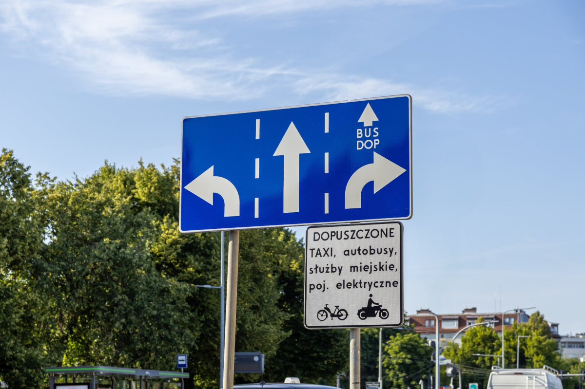 Znaki oznaczające buspas oraz dopuszczenia dodatkowych pojazdów do ruchu na nim