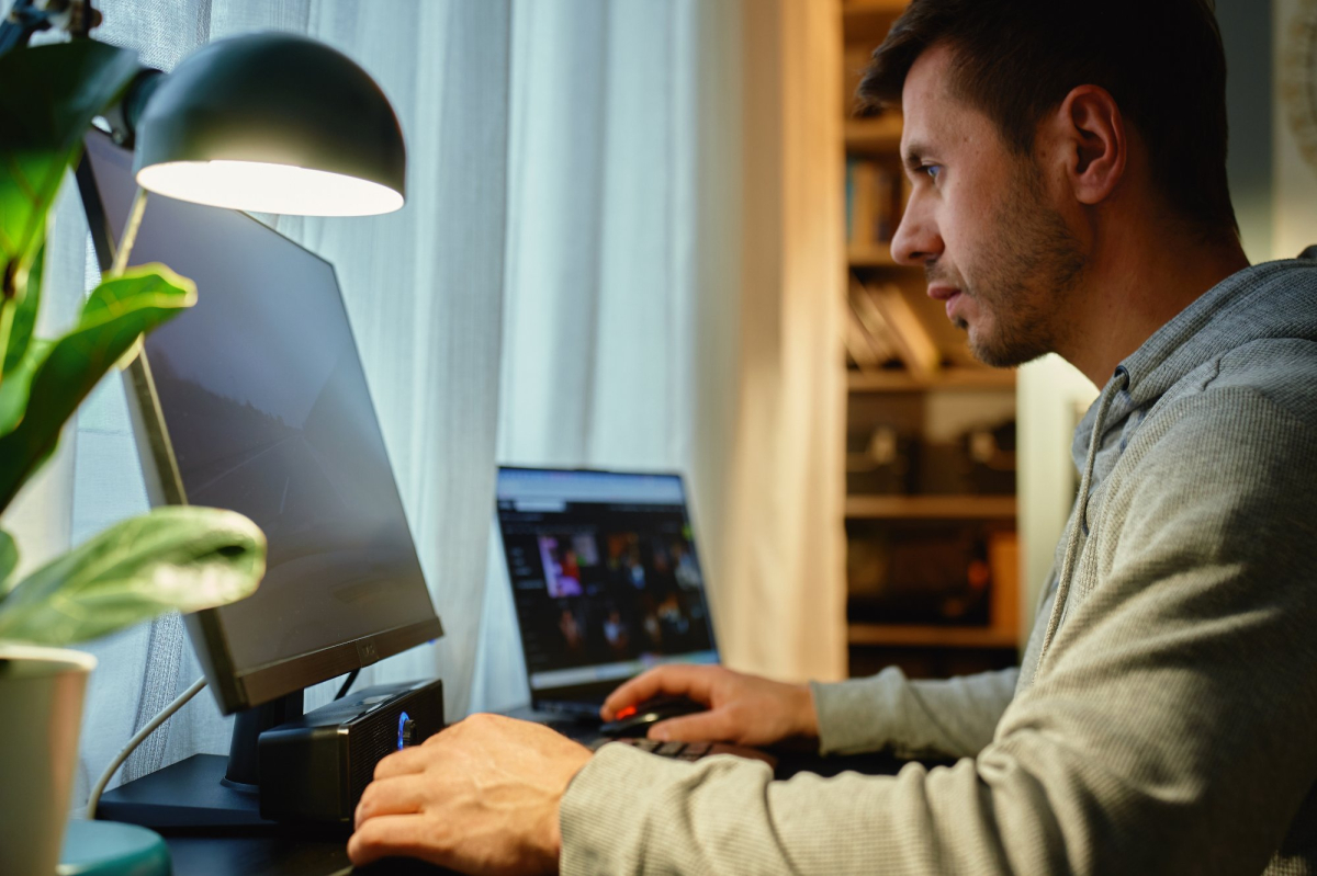 Freelancer pracuje z domu zdalnie przy komputerze