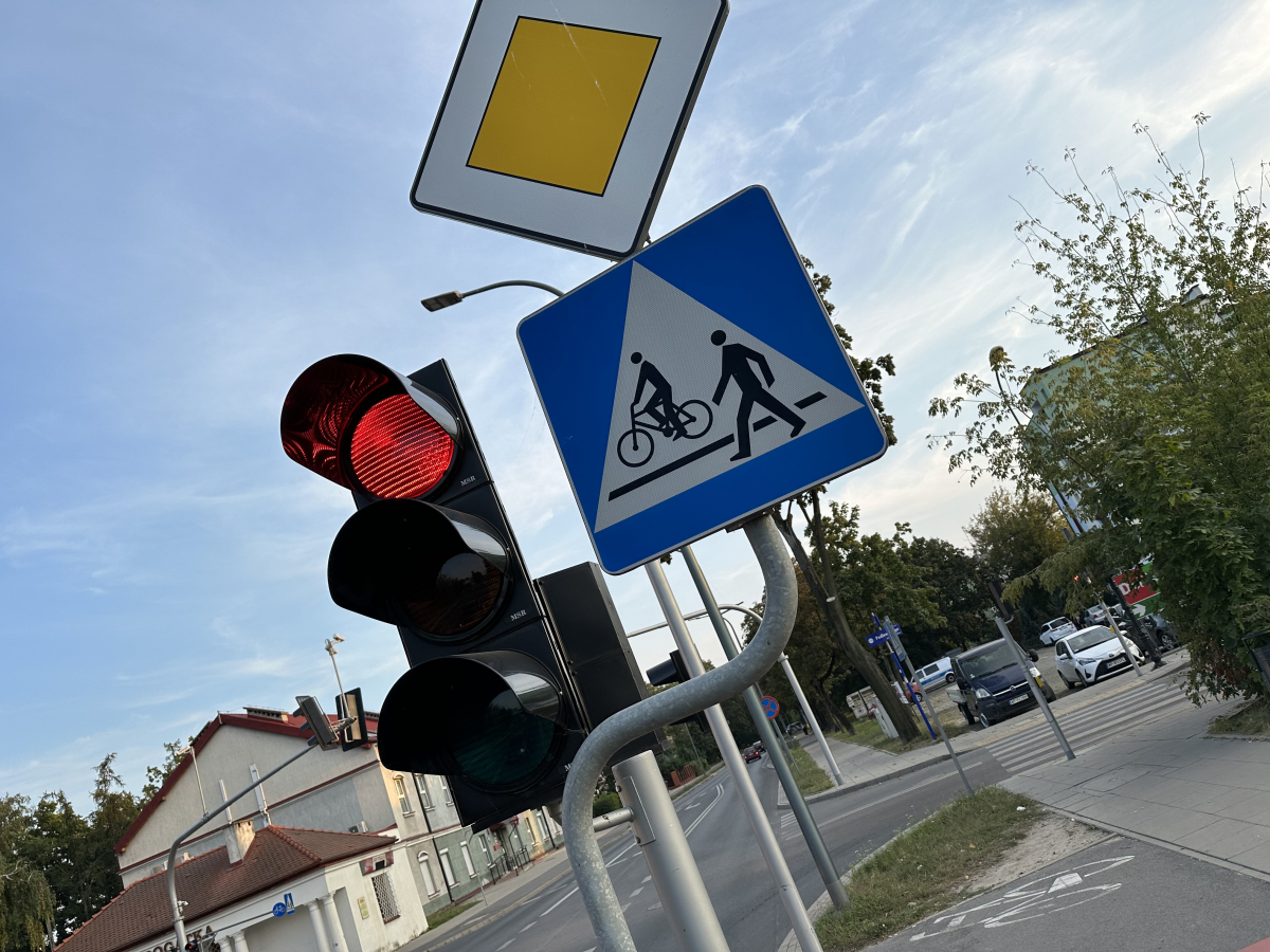kiedy można legalnie przejechać na czerwonym świetle, kiedy można przejechać na czerwonym świetle, przejazd przez skrzyżowanie na czerwonym świetle przepisy